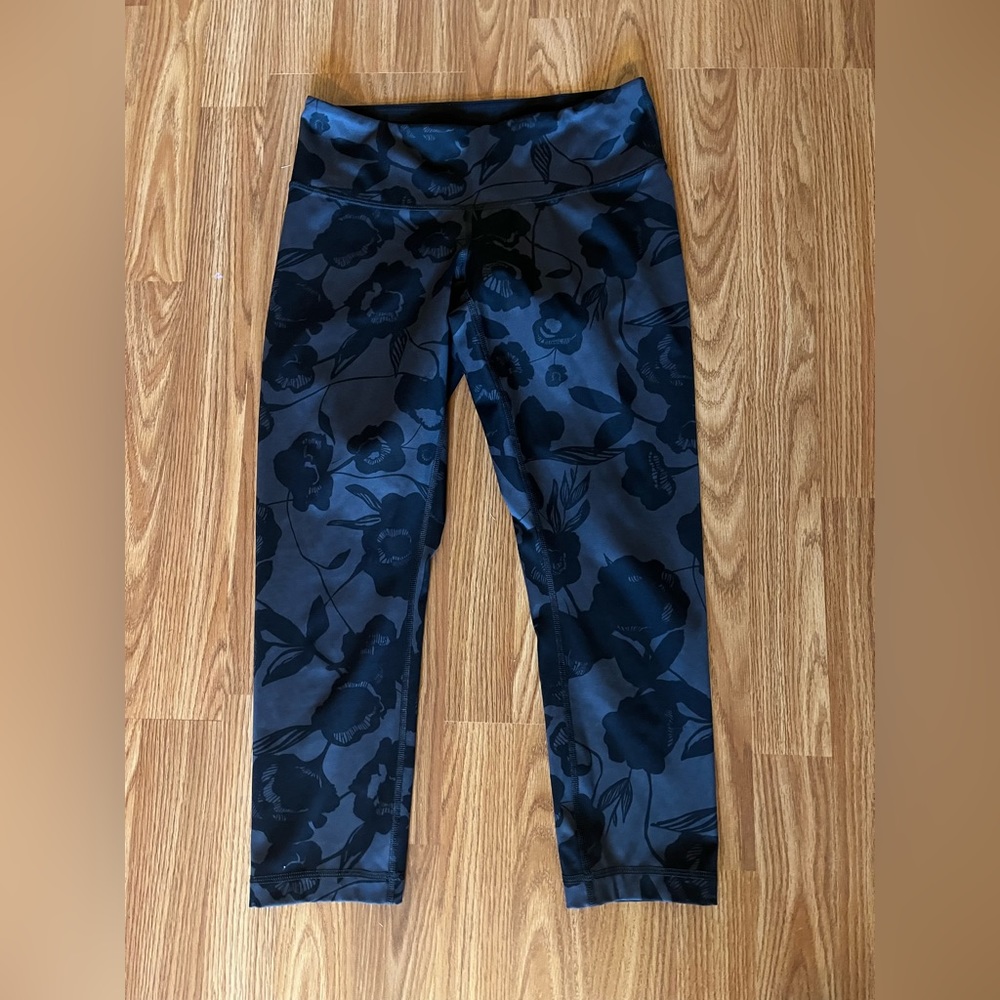 Lululemon athletica black/gray floral cropped capris size 6